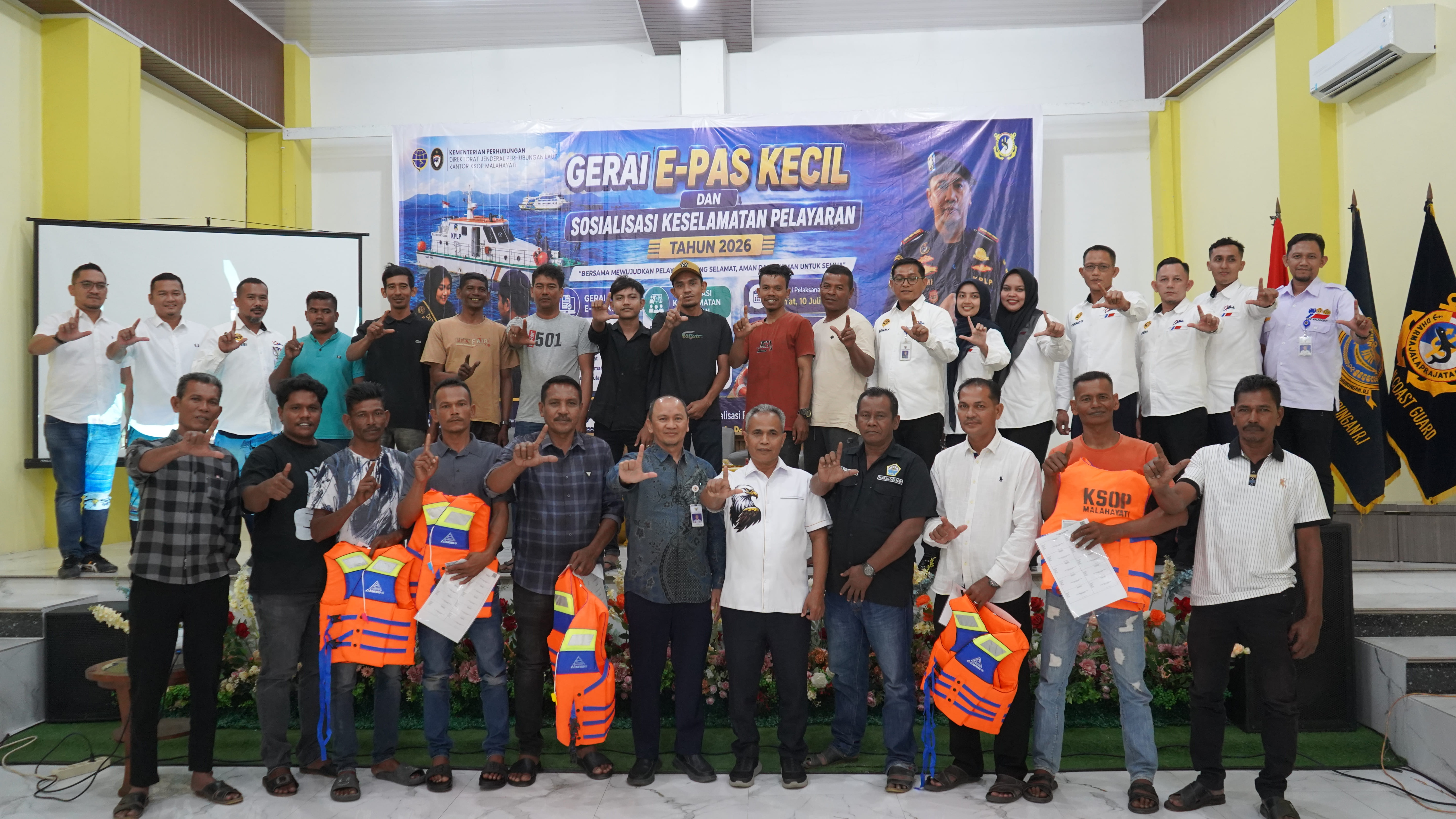 KSOP Malahayati Gelar Gerai E-Pas Kecil, Sosialisasi Keselamatan Pelayaran, dan Serahkan 60 Life Jacket kepada Nelayan di Kabupaten Pidie
