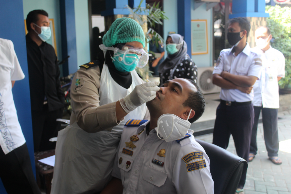 SELURUH PEGAWAI KSOP KELAS IV PROBOLINGGO LAKUKAN SWAB ANTIGEN  GUNA PELAYANAN PRIMA KEPADA MASYARAKAT