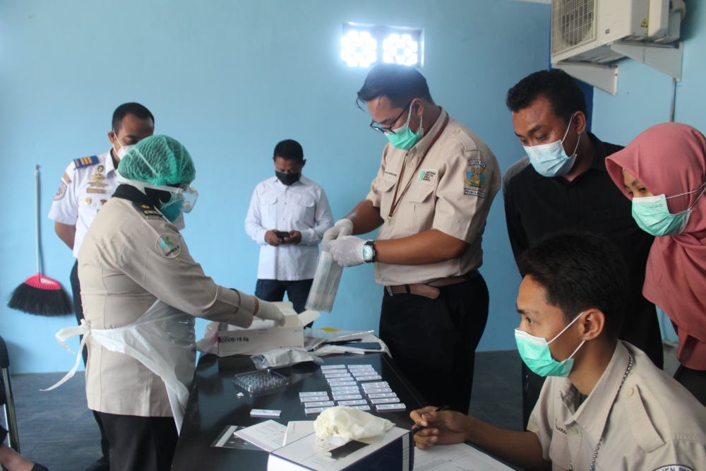 SELURUH PEGAWAI KSOP KELAS IV PROBOLINGGO LAKUKAN SWAB ANTIGEN  GUNA PELAYANAN PRIMA KEPADA MASYARAKAT