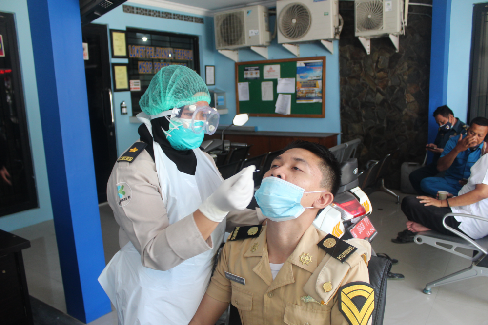 SELURUH PEGAWAI KSOP KELAS IV PROBOLINGGO LAKUKAN SWAB ANTIGEN  GUNA PELAYANAN PRIMA KEPADA MASYARAKAT