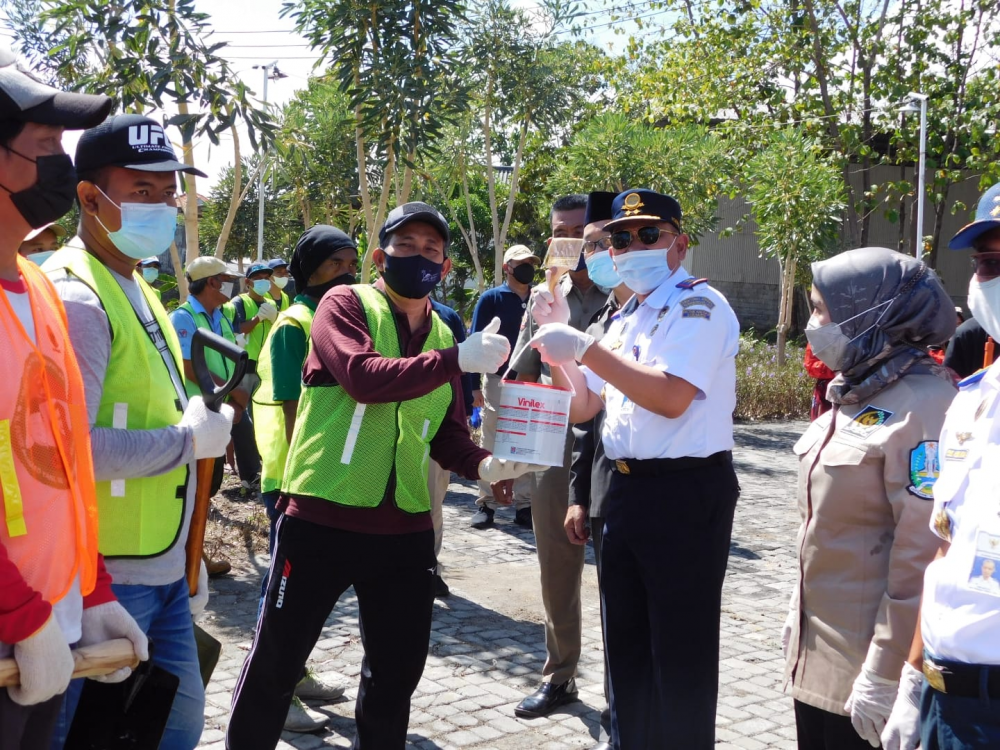 JELANG HARHUBNAS 2021, KEMENHUB LIBATKAN RATUSAN WARGA IKUTI PADAT KARYA DI SROP GRESIK