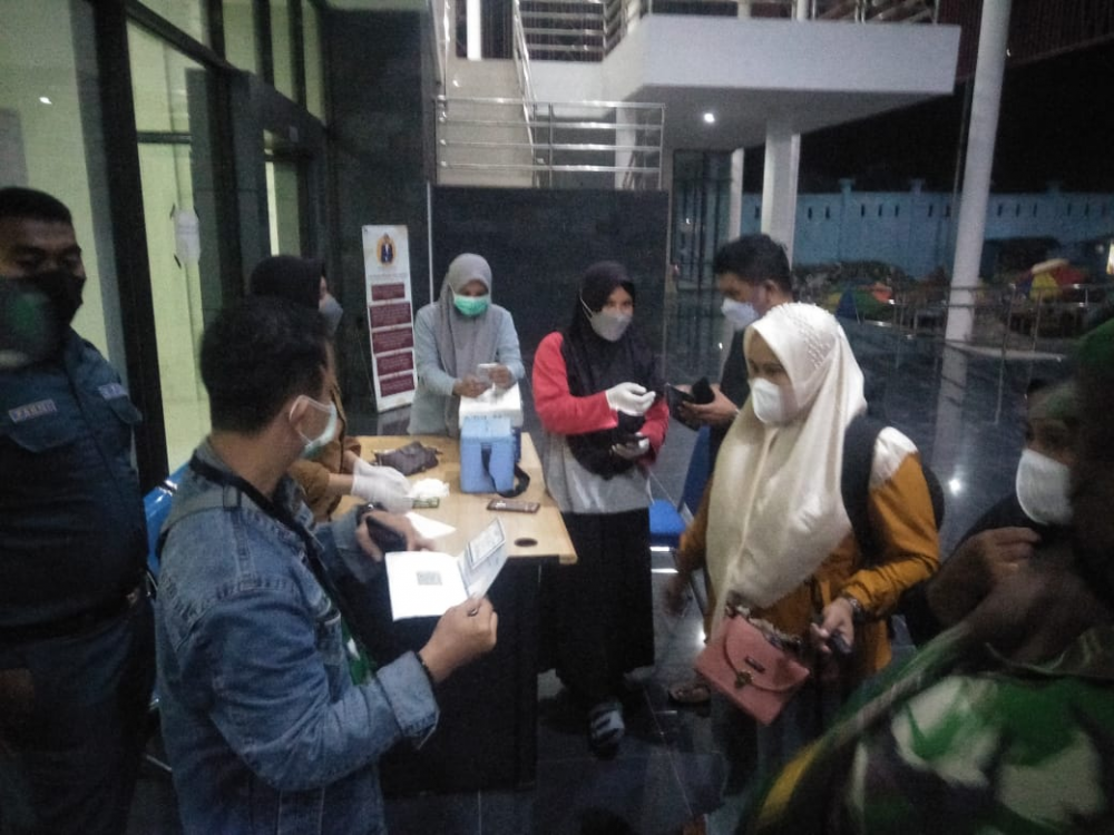 Satgas Penanganan Covid-19 Halsel dan Petugas UPP Babang Lakukan Pemeriksaan Kartu Vaksin di Pelabuhan