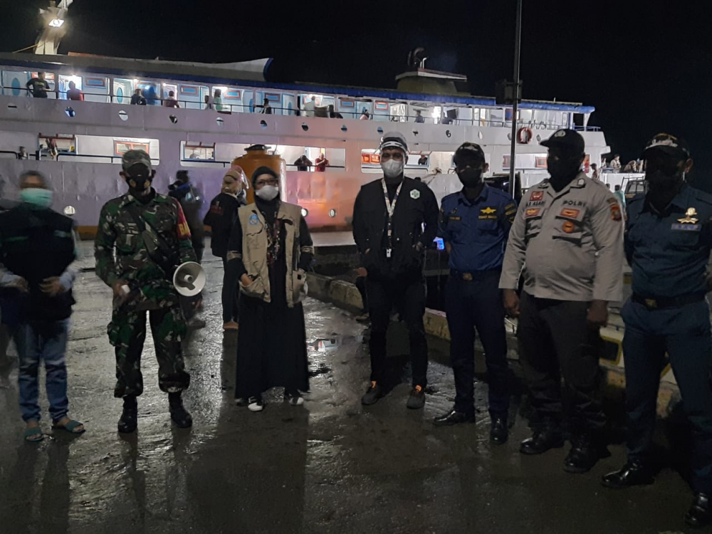 Satgas Penanganan Covid-19 Halsel dan Petugas UPP Babang Lakukan Pemeriksaan Kartu Vaksin di Pelabuhan
