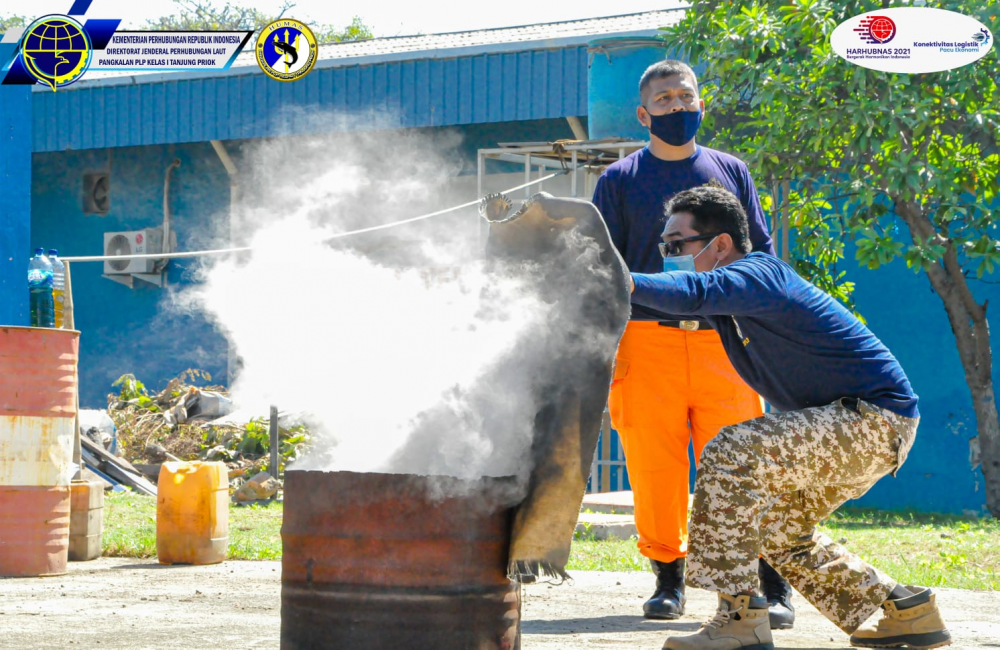 TINGKATKAN KOMPETENSI PENANGANAN BENCANA, DITJEN HUBLA GELAR BIMTEK PERSONIL PEMADAM KEBAKARAN DI PERAIRAN DAN PELABUHAN