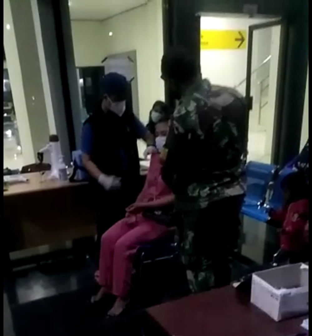 Petugas Vaksinasi Lakukan Vaksin di Pelabuhan Babang