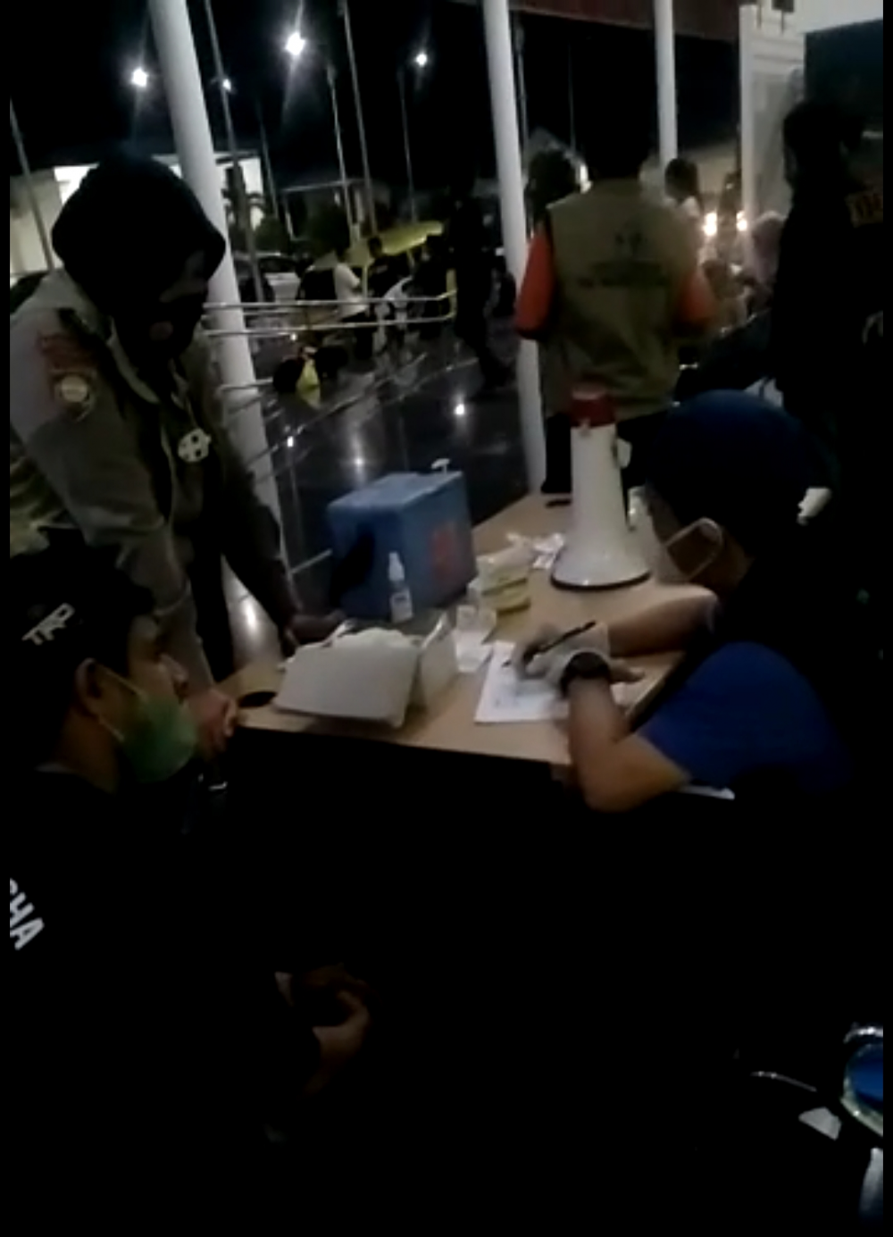 Petugas Vaksinasi Lakukan Vaksin di Pelabuhan Babang
