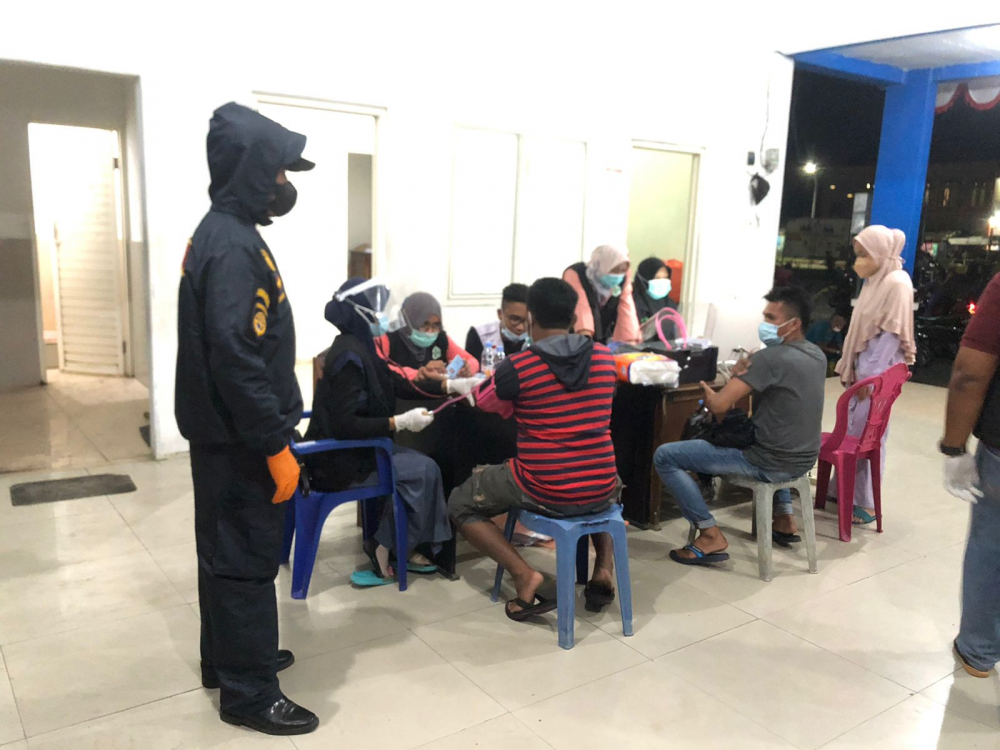 Tim Satgas dan Petugas Penyelenggara Pelabuhan Kelas II Babang Lakukan Pengetatan di Pelabuha Kupal