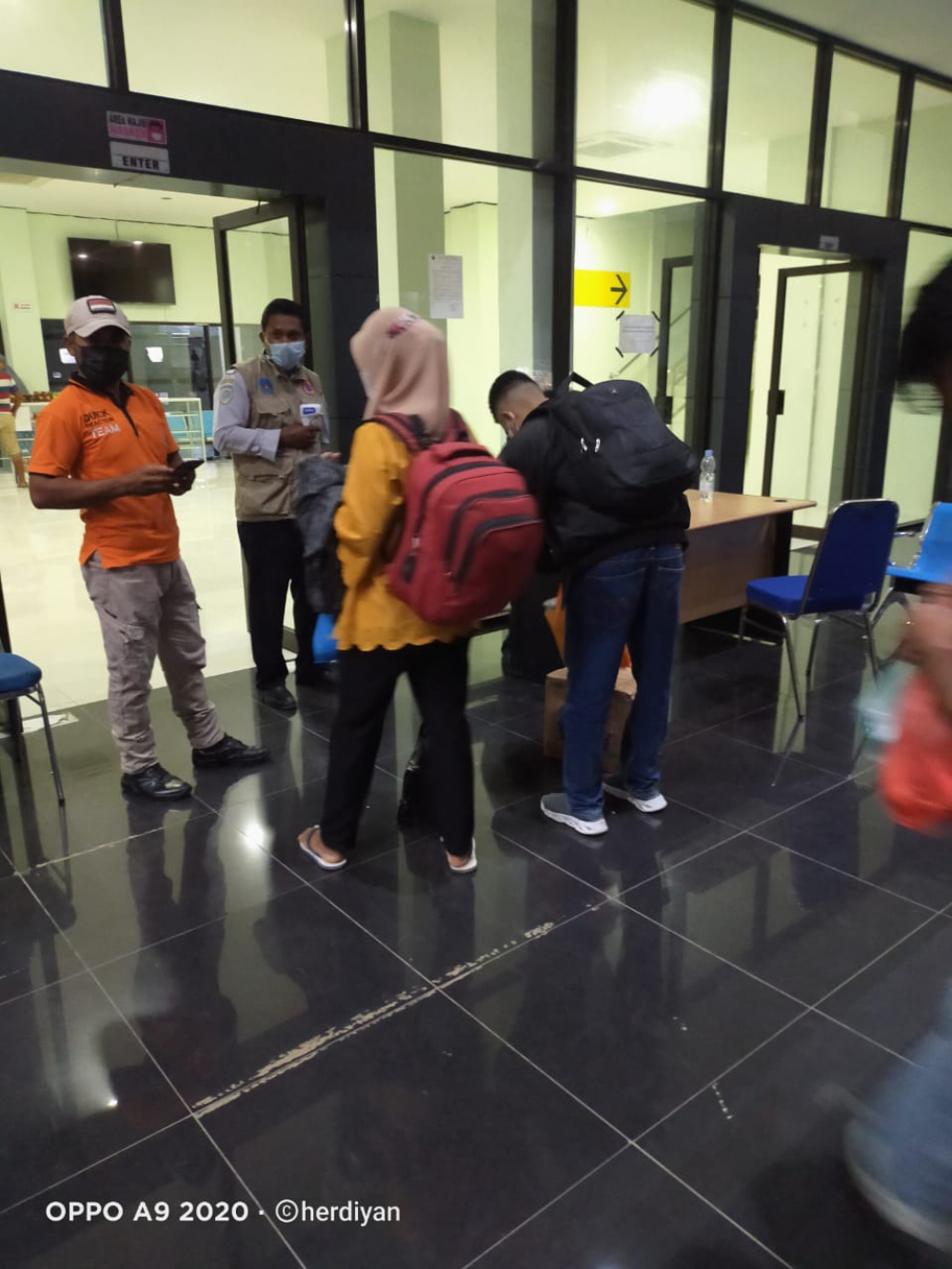 Petugas Pelabuhan Kelas II Babang Intens Lakukan Pemeriksaan Kartu Vaksin