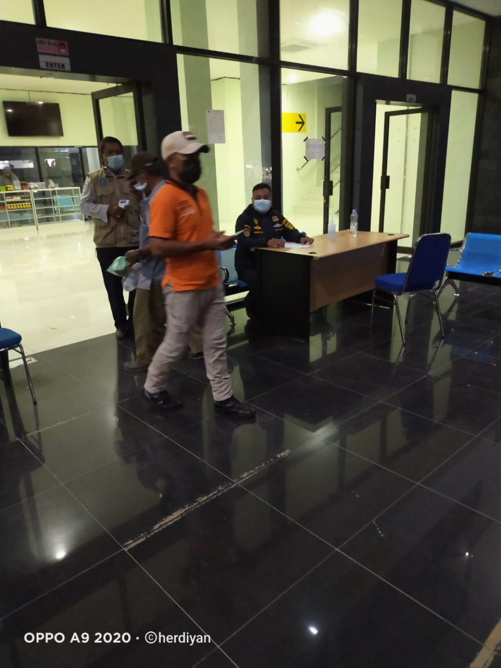 Petugas Pelabuhan Kelas II Babang Intens Lakukan Pemeriksaan Kartu Vaksin