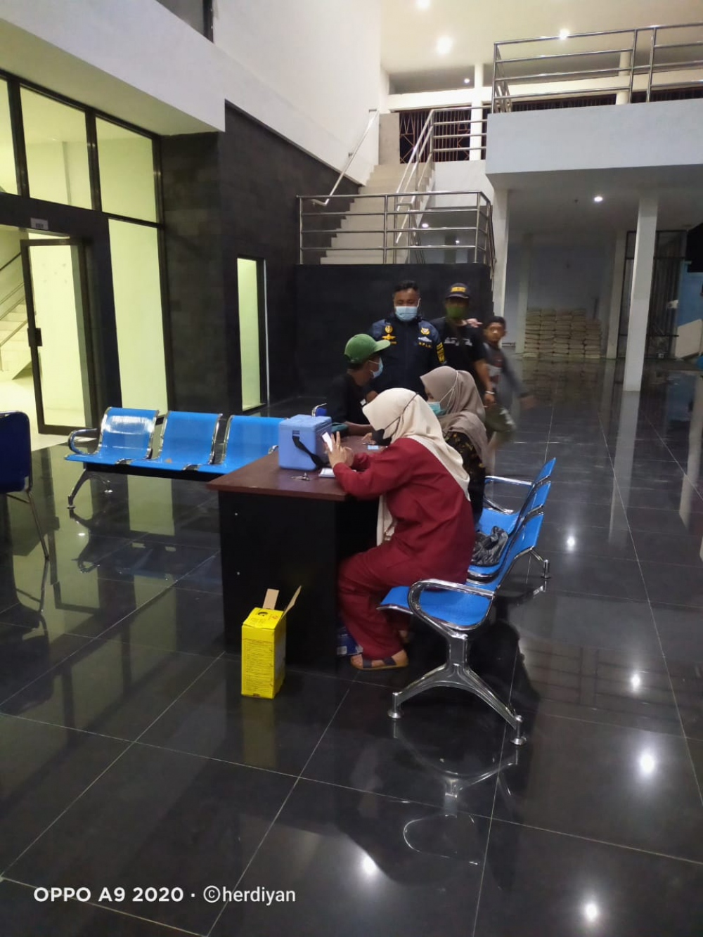 Petugas Pelabuhan Kelas II Babang Intens Lakukan Pemeriksaan Kartu Vaksin