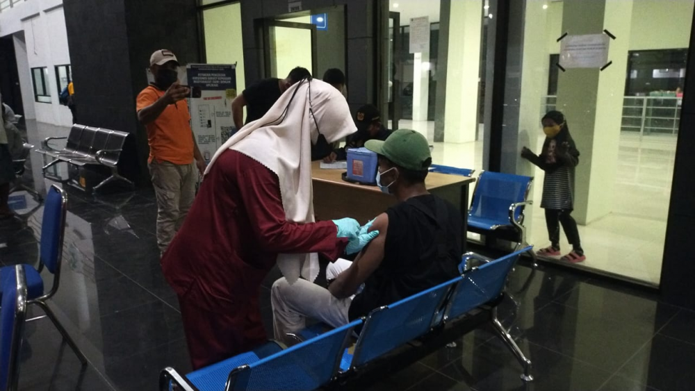 Petugas Pelabuhan Kelas II Babang Intens Lakukan Pemeriksaan Kartu Vaksin