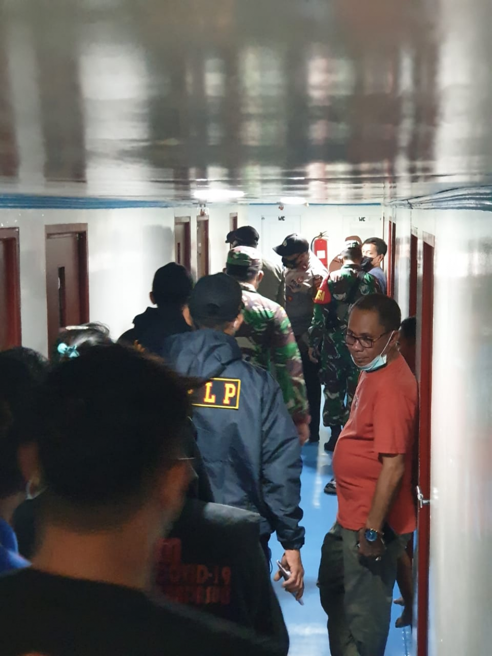 Pengawasan di Pintu Masuk, Sejumlah Orang Divaksin di Pelabuhan Lingkungan UPP Kelas II Babang