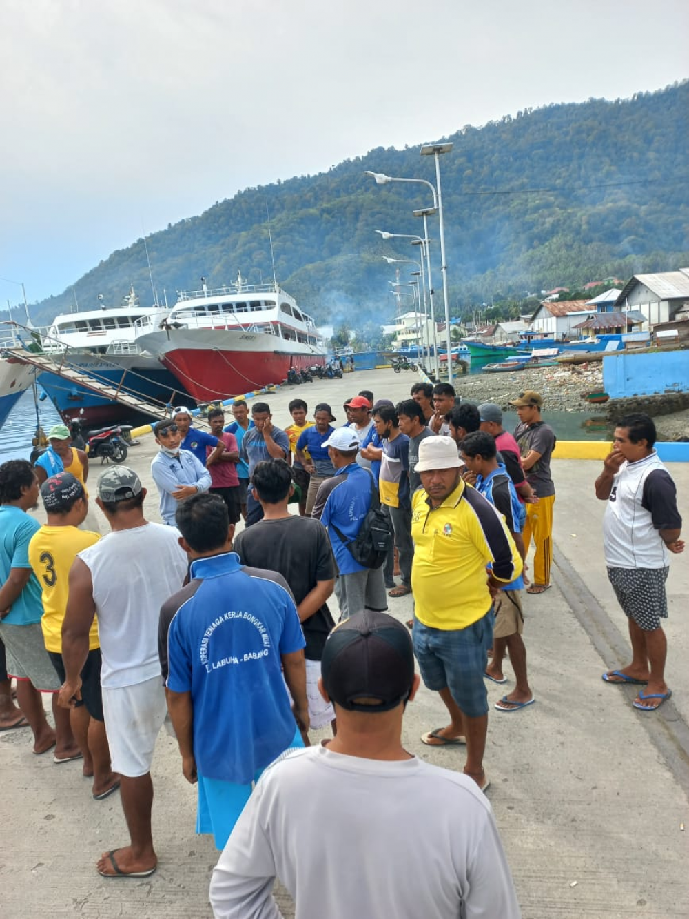 Sosialisasi Masker dan Seragam Kepada TKBM di Pelabuhan Babang