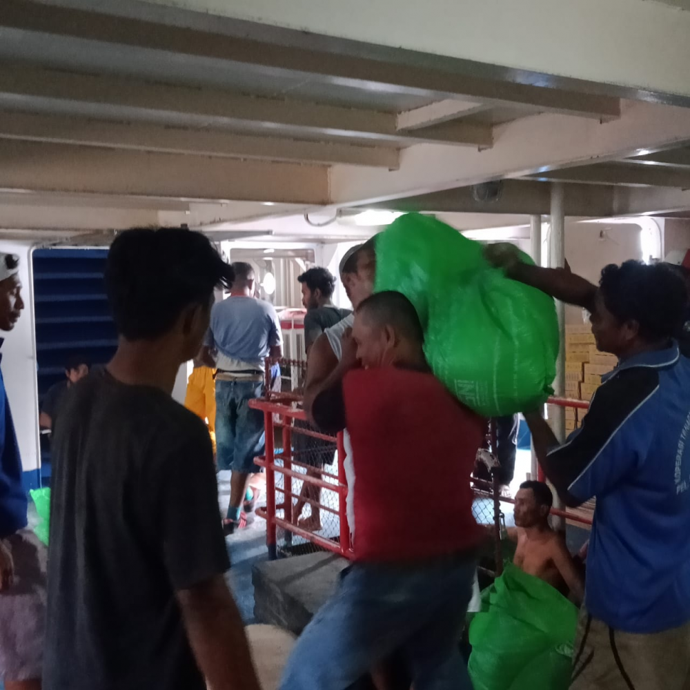 Sosialisasi Masker dan Seragam Kepada TKBM di Pelabuhan Babang