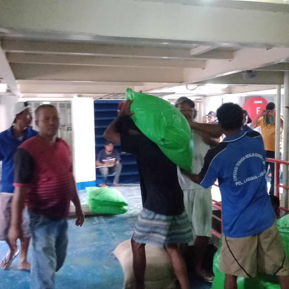 Sosialisasi Masker dan Seragam Kepada TKBM di Pelabuhan Babang