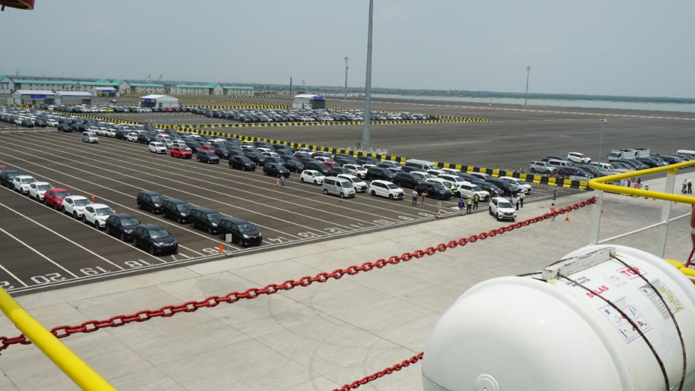 PERDANA, KAPAL KM SERASI V ANGKUT RATUSAN UNIT MOBIL BARU DARI PELABUHAN PATIMBAN KE BELAWAN