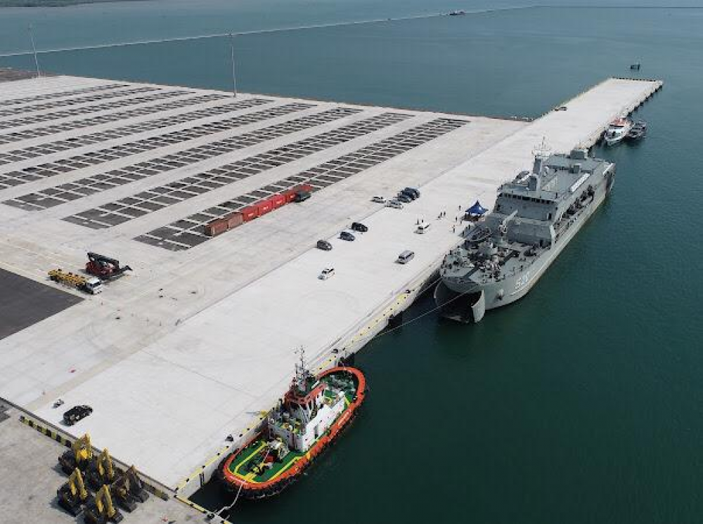 KEMENHUB DAN TNI AL GELAR SERBUAN VAKSIN UNTUK RIBUAN PELAJAR SUBANG DI PELABUHAN PATIMBAN