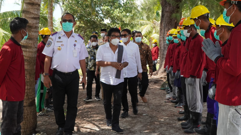 BUKA AKSES JALAN MENUJU MENARA SUAR TANJUNG PEMALI, KEMENHUB LIBATKAN 40 WARGA DALAM PADAT KARYA