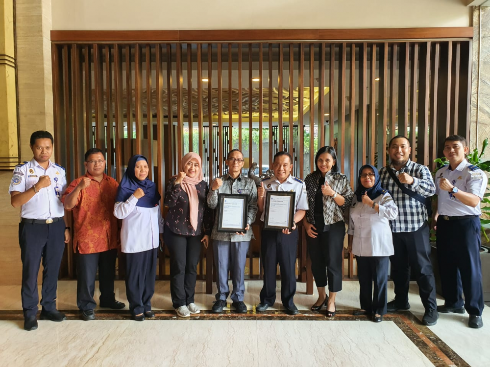 DI SELA-SELA PEMBAHASAN RKAKL 2021, KA OP MAKASSAR TERIMA SERTIFIKAT ISO 9001