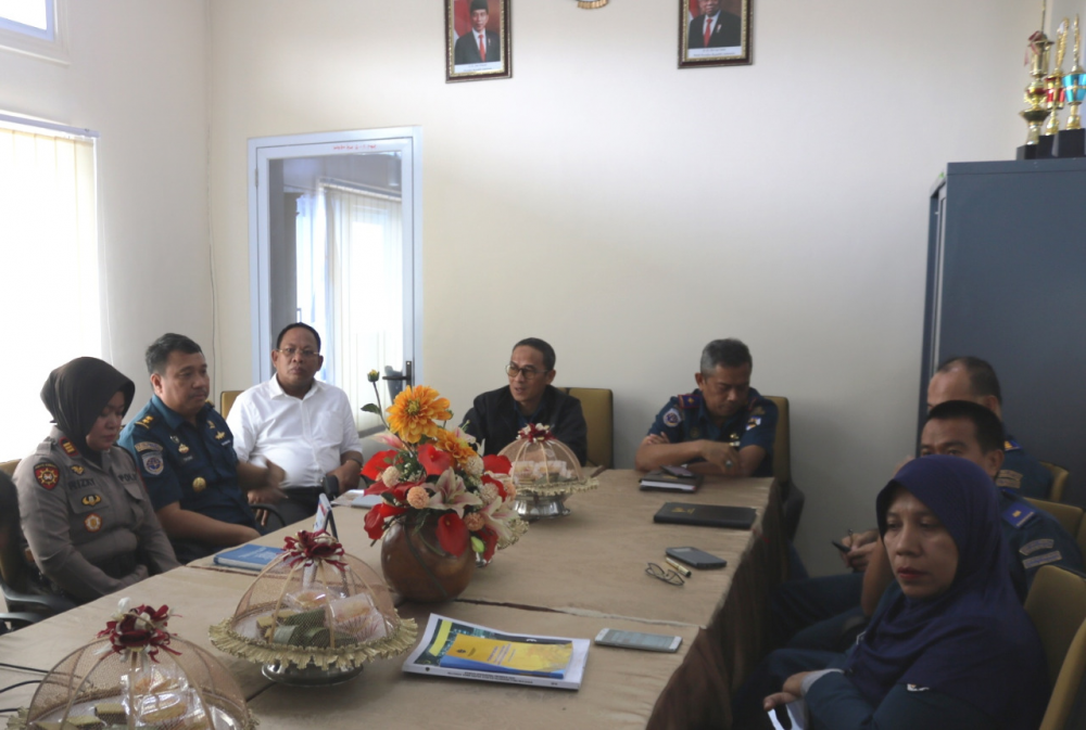 Rapat Penertiban Pelayanan Penumpang Kapal Laut dan Roro di Pelabuhan Makassar