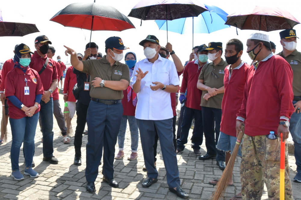 Kantor Otoritas Pelabuhan Utama Makassar melaksanakan kegiatan Padat Karya di Pelabuhan Paotere