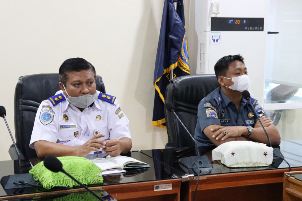 Makassar, 28 April 2021-- Kantor Otoritas Pelabuhan Utama Makassar melaksanakan rapat penataan dan penertiban pedagang kaki lima Pelabuhan Makassar yang dipimpin oleh Kepala Bidang Lalu Lintas, Operasi & Usaha Kepelabuhanan di Ruang Rapat Bonerate.