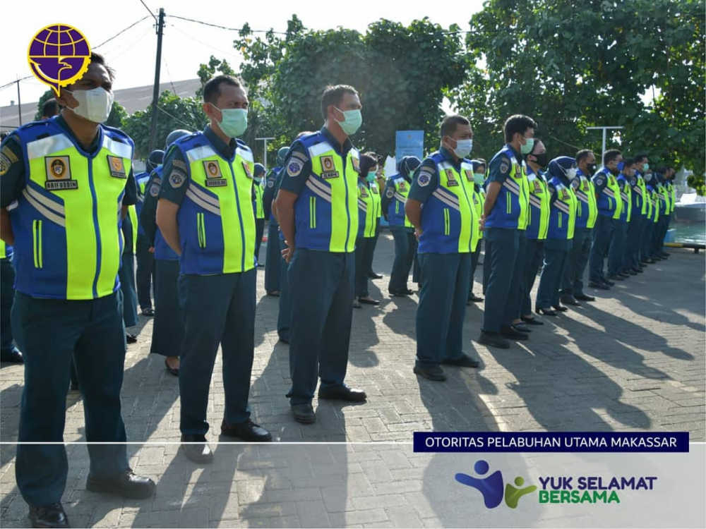 Kantor Otoritas Pelabuhan Utama Makassar melaksanakan Apel Pembukaan Posko Pemantauan Penumpang Kapal Laut (P3KL) dalam masa peniadaan mudik Idul Fitri tahun 2021 (1442 H) yang dipimpin oleh Kepala Kantor, Bambang Gunawan di Area Parkir Kantor.