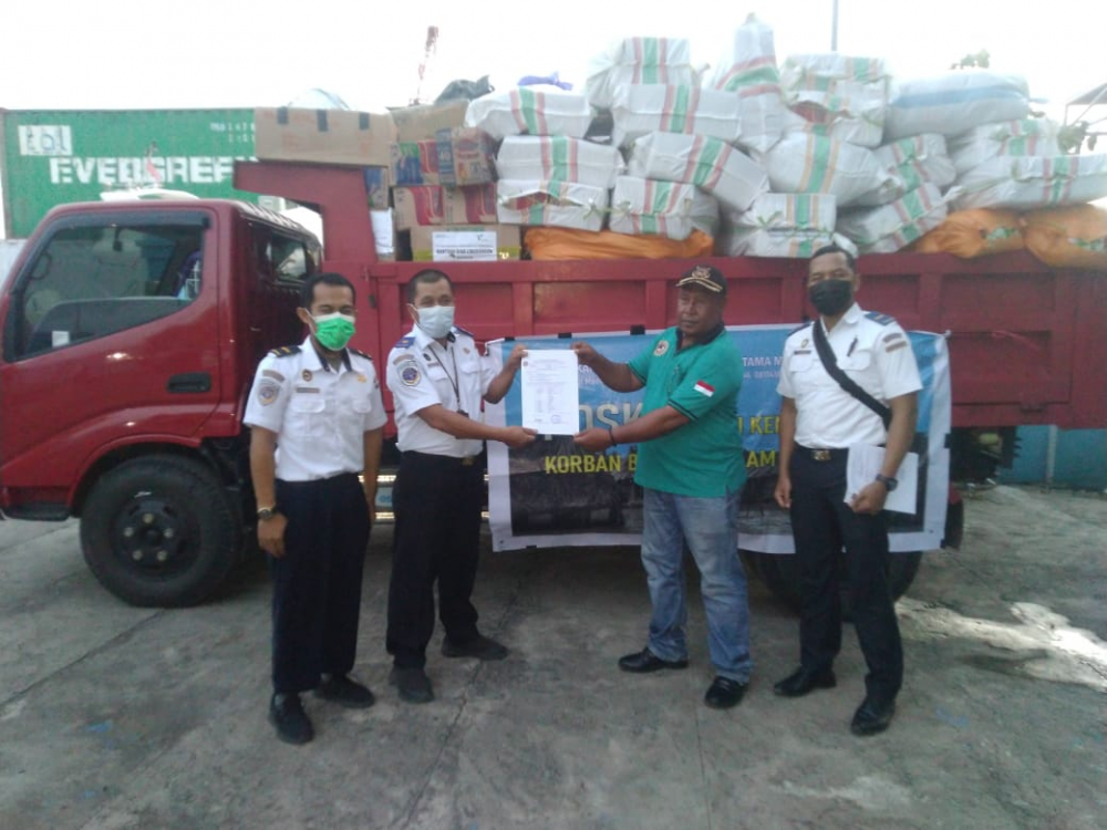 Pelabuhan Larantuka, 1 Mei 2021-- Donasi kemanusiaan korban bencana NTT dari Instansi di Wilayah Pelabuhan Makassar dan masyarakat umum didistribusikan melalui KM. Sabuk Nusantara 85 telah tiba di Pelabuhan Larantuka.