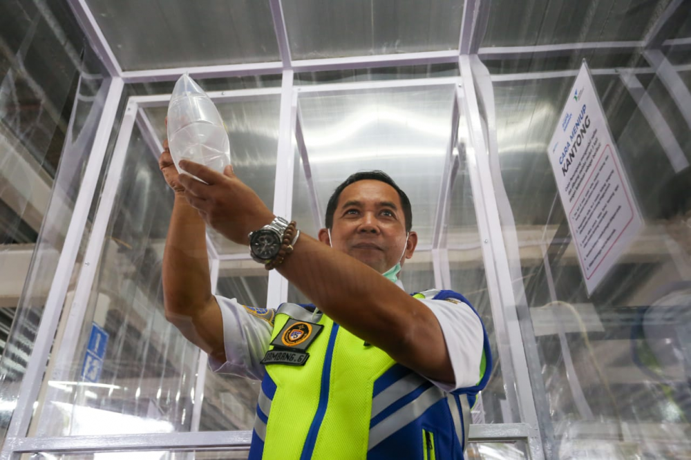 Makassar, 3 Mei 2021-- Kepala Kantor Otoritas Pelabuhan Utama Makassar, Bambang Gunawan menghadiri pelaksanaan Launching alat GNose C19 yang dirangkaikan dengan Peringatan Hari Konsumen Nasional Tahun 2021 di Terminal Penumpang Anging Mamiri Pelabuhan Mak