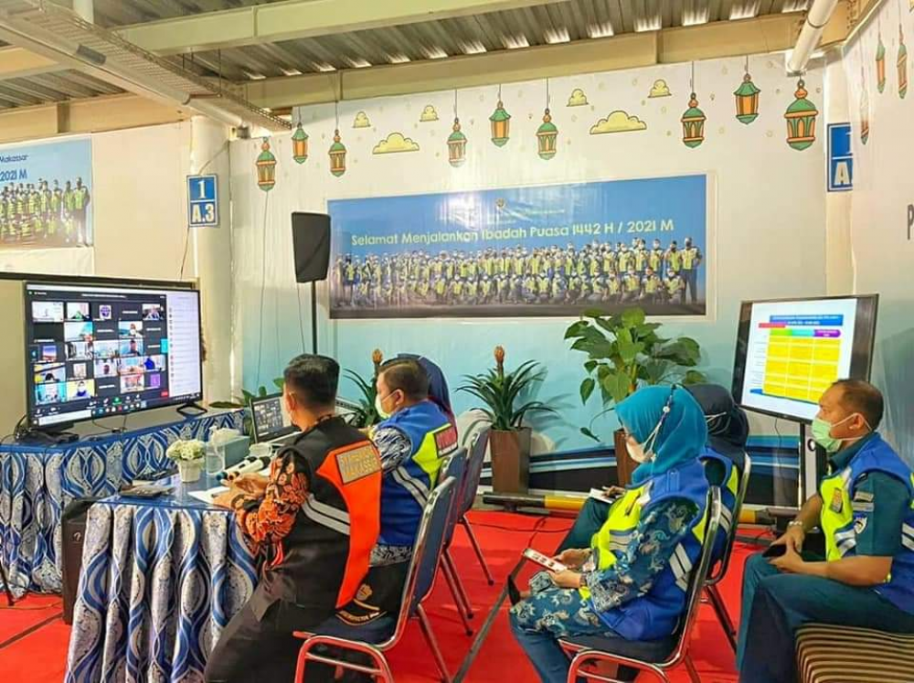 Makassar, 21 Mei 2021  Kantor Otoritas Pelabuhan Utama Makassar diwakili oleh Kepala Bagian Tata Usaha, Mewawaty Agustini dan Kepala Bidang Lala, Operasi dan Usaha Kepelabuhanan, Capt.M Hasan Basri mengikuti Rapat Koordinasi Antisipasi Puncak Arus Balik d