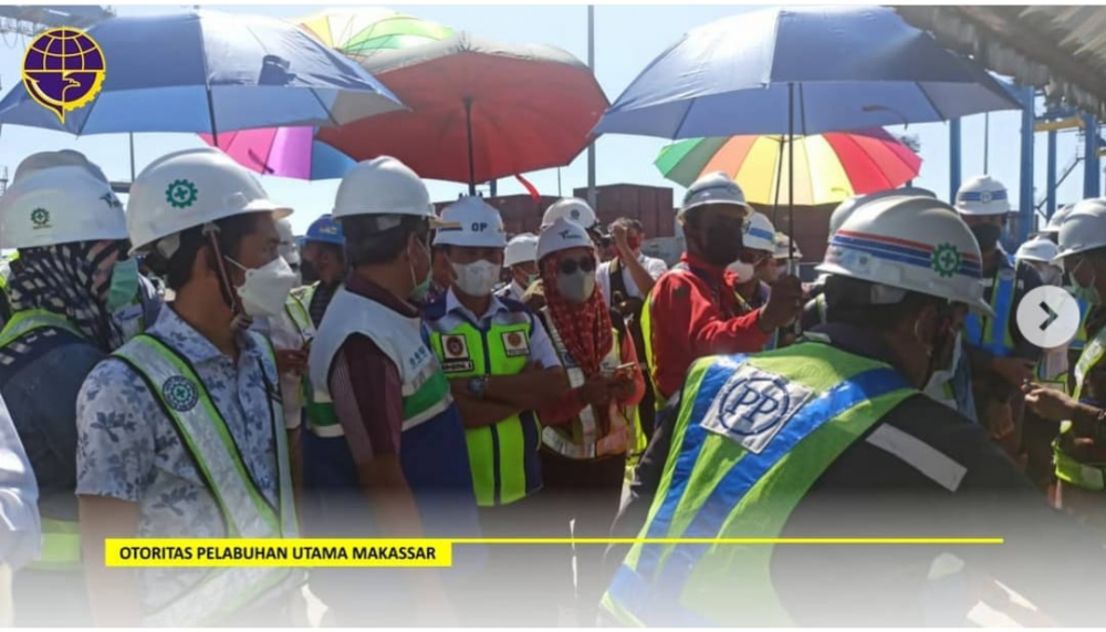 Kepala Kantor Otoritas Pelabuhan Utama Makassar, Bambang Gunawan mendampingi peninjauan Deputi 1 Kantor Staff Presiden (KSP) ke Lokasi Rencana Pembangunan Dermaga Kompensasi MNP di Mako Lantamal VI pada hari Minggu, 30 Mei 2021 melalui laut