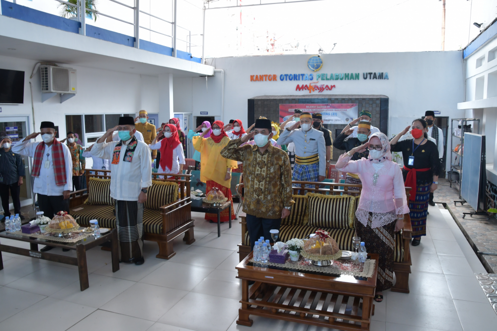 Makassar, 17 Agustus 2021 Kepala Kantor Otoritas Pelabuhan Utama Makassar, Bambang Gunawan beserta Staf mengikuti Upacara Peringatan Detik-Detik Proklamasi Kemerdekaan RI ke -76 secara Virtual yang dipusatkan di Istana Merdeka, Jakarta.