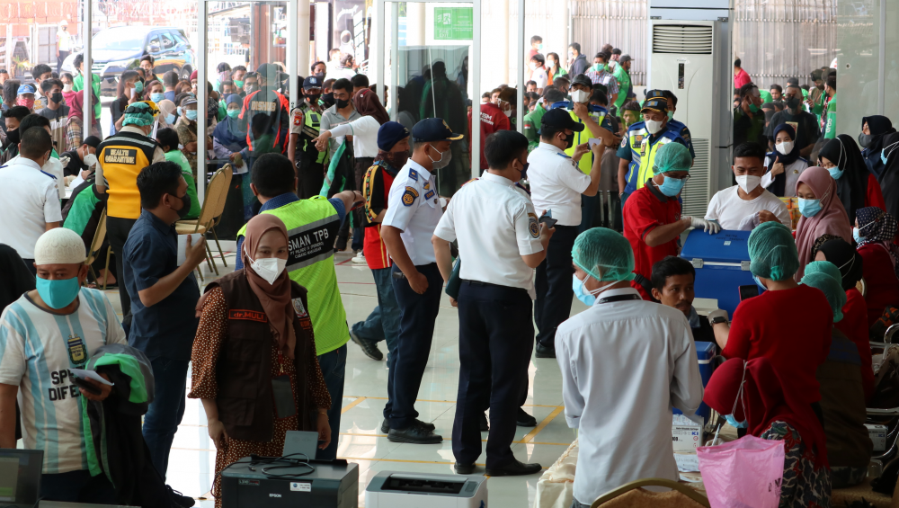 Makassar, 25 Agustus 2021  Dalam upaya pencegahan penyebaran Covid-19 melalui Program Vaksinasi di Pelabuhan Makassar, Kantor Otoritas Pelabuhan Utama Makassar bersama pemangku kepentingan terkait di Pelabuhan Makassar menyelenggarakan Vaksinasi bagi Peng