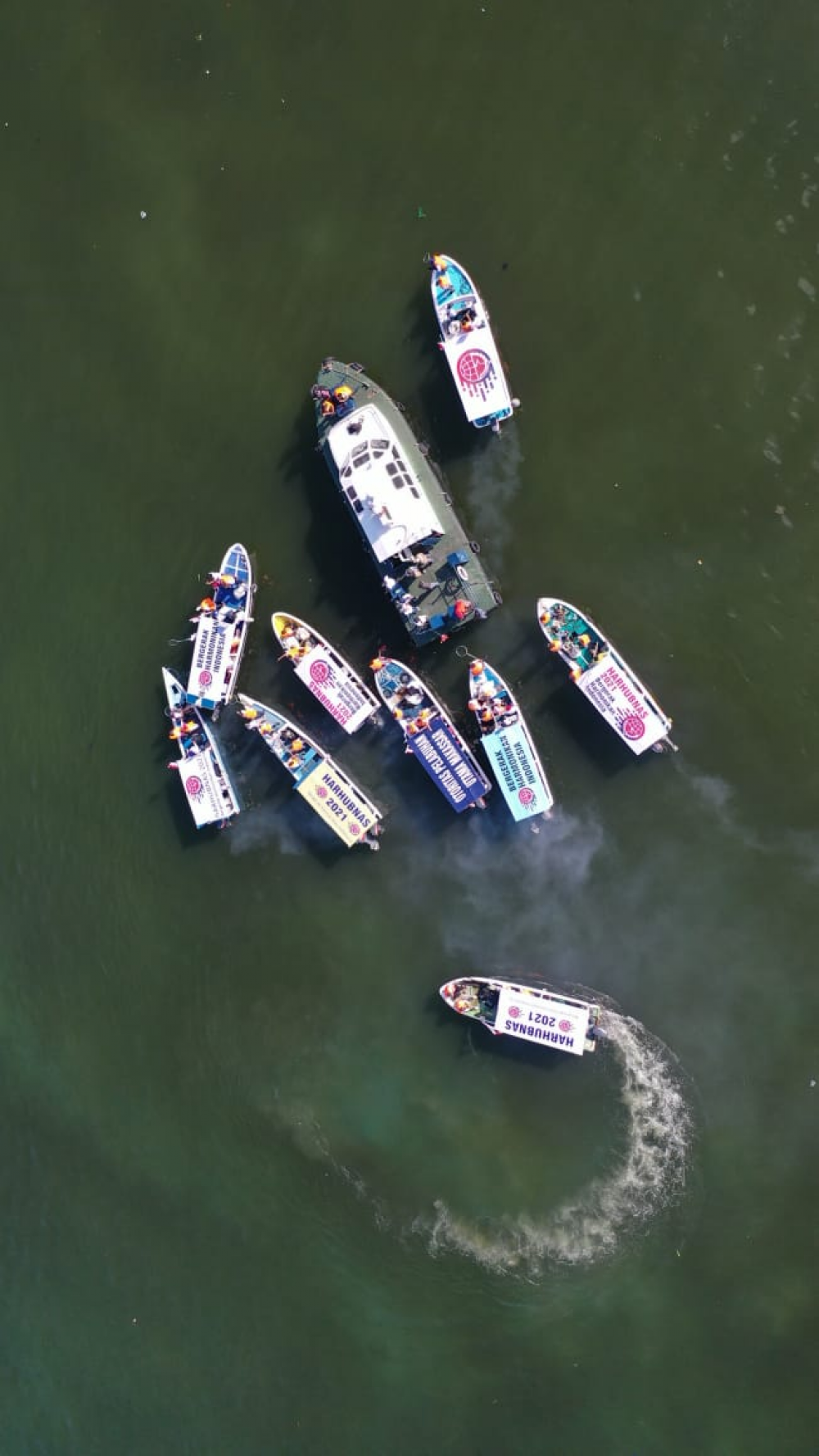 Makassar, 19 September 2021 Dalam rangka bergerak Hari Perhubungan Nasional dengan mengusung tema "Harmonikan Indonesia", Kantor Otoritas Pelabuhan Utama Makassar bersinergi dengan instansi terkait yang terdiri dari Pemerintah Daerah dan Pemangku Kepenti