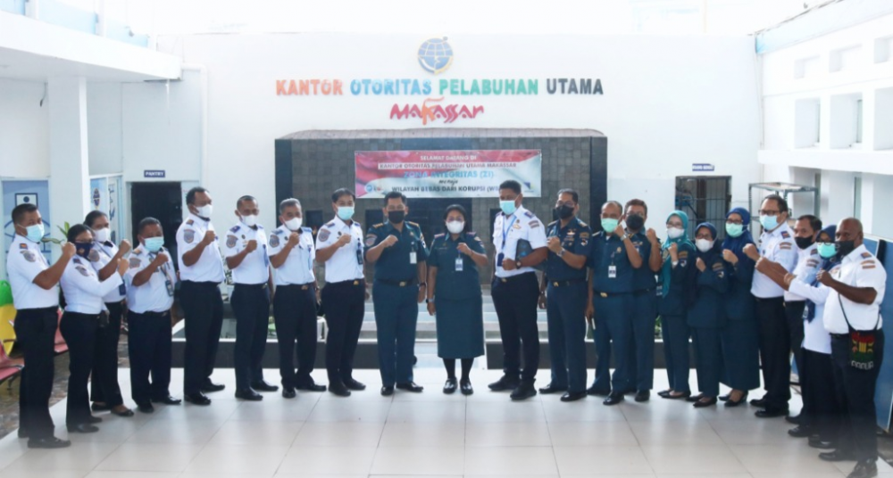 Makassar, 07 Oktober 2021  Plt. Kepala Kantor Otoritas Pelabuhan Utama Makassar, Ghoefron Koerniawan beserta jajarannya menerima Kunjungan Studi Banding Kantor Kesyahbandaran dan Otoritas Pelabuhan Kelas I Sorong.