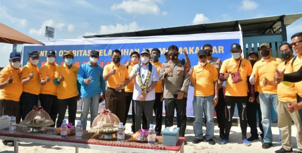 Makassar, 09 Oktober 2021  Kantor Otoritas Pelabuhan Utama Makassar mengadakan Program Padat Karya yang melibatkan 100 orang masyarakat Kelurahan Lae-lae untuk kegiatan bersih laut dan pantai di Breakwater Gusung Pelabuhan Makassar.