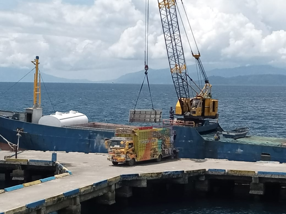 Kegiatan Bongkar Muat Barang di Pelabuhan Saketa