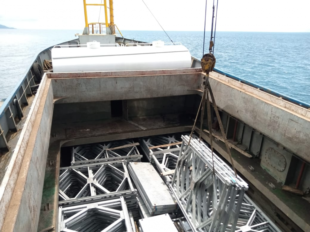 Kegiatan Bongkar Muat Barang di Pelabuhan Saketa