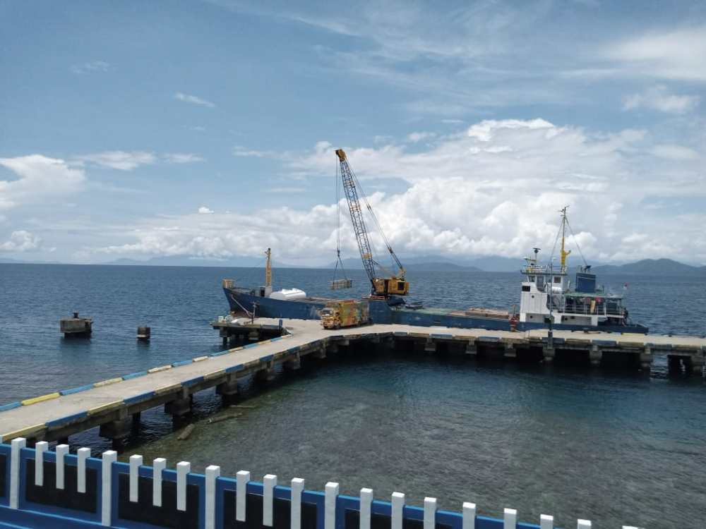 Kegiatan Bongkar Muat Barang di Pelabuhan Saketa