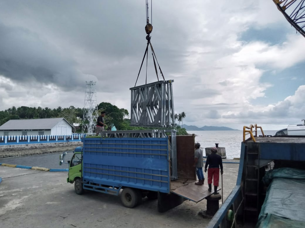 Kegiatan Bongkar Muat Barang di Pelabuhan Saketa
