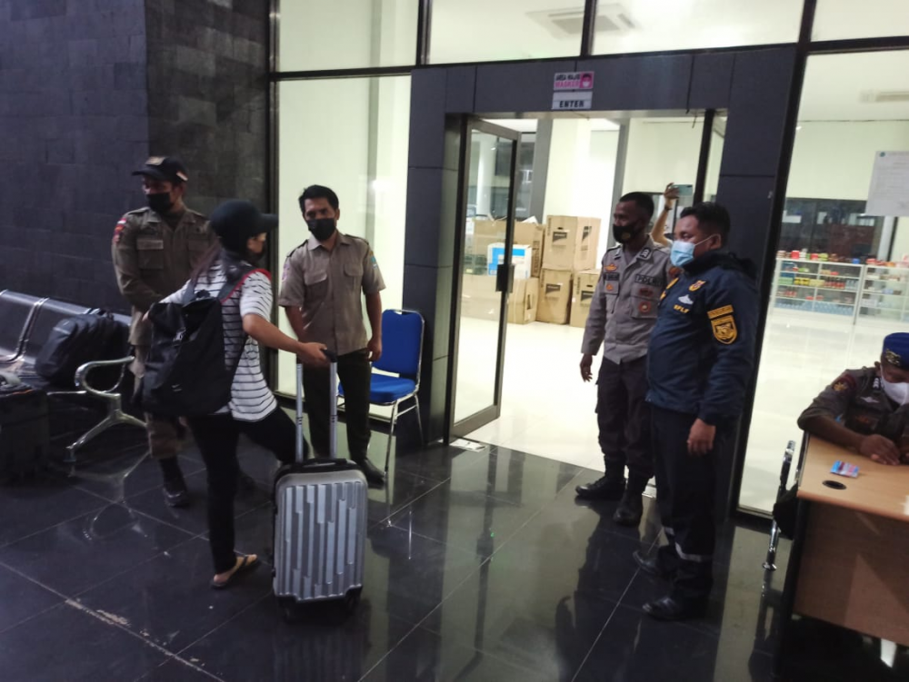 PENGAWASAN KARTU VAKSIN BAGI PELAKU PERJALANAN DI PINTU MASUK PELABUHAN TERUS DILAKUKAN PETUGAS