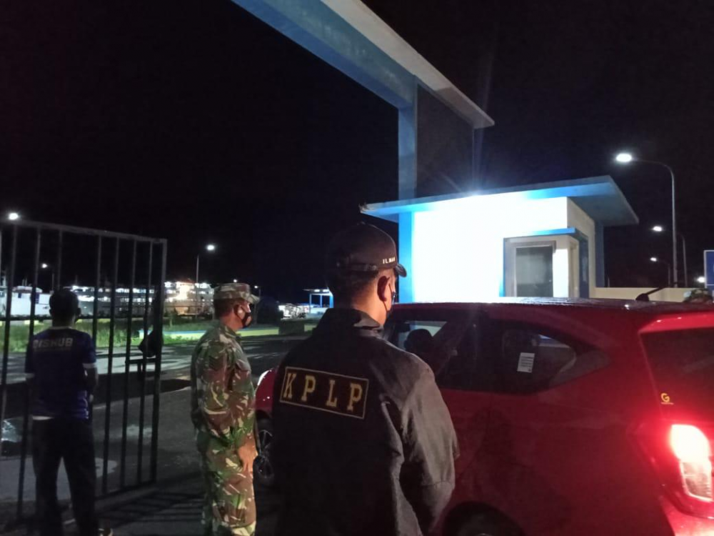 PENGAWASAN KARTU VAKSIN BAGI PELAKU PERJALANAN DI PINTU MASUK PELABUHAN TERUS DILAKUKAN PETUGAS