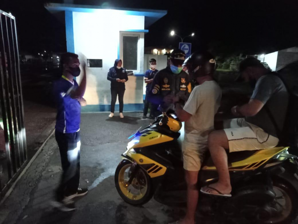 PENGAWASAN KARTU VAKSIN BAGI PELAKU PERJALANAN DI PINTU MASUK PELABUHAN TERUS DILAKUKAN PETUGAS