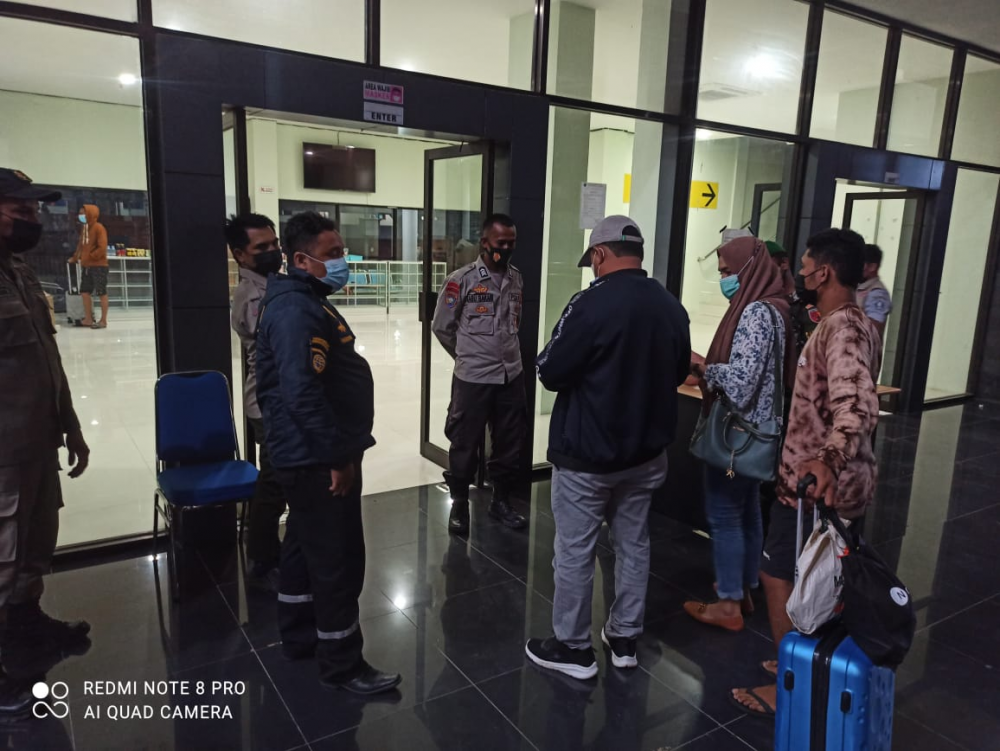 PENGAWASAN KARTU VAKSIN BAGI PELAKU PERJALANAN DI PINTU MASUK PELABUHAN TERUS DILAKUKAN PETUGAS