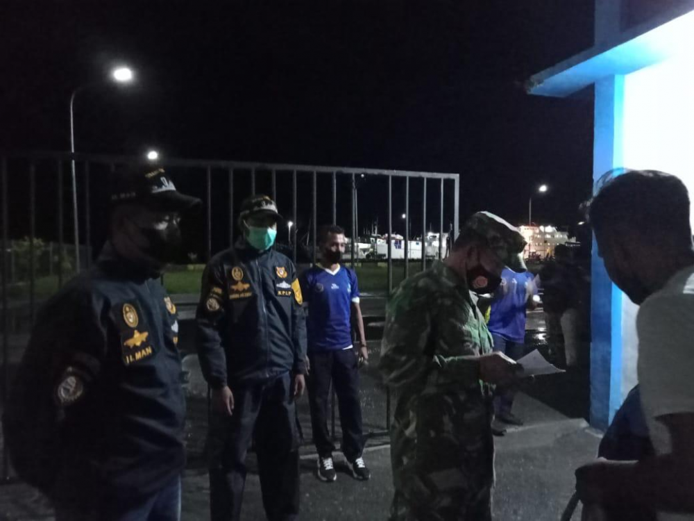 PENGAWASAN KARTU VAKSIN BAGI PELAKU PERJALANAN DI PINTU MASUK PELABUHAN TERUS DILAKUKAN PETUGAS