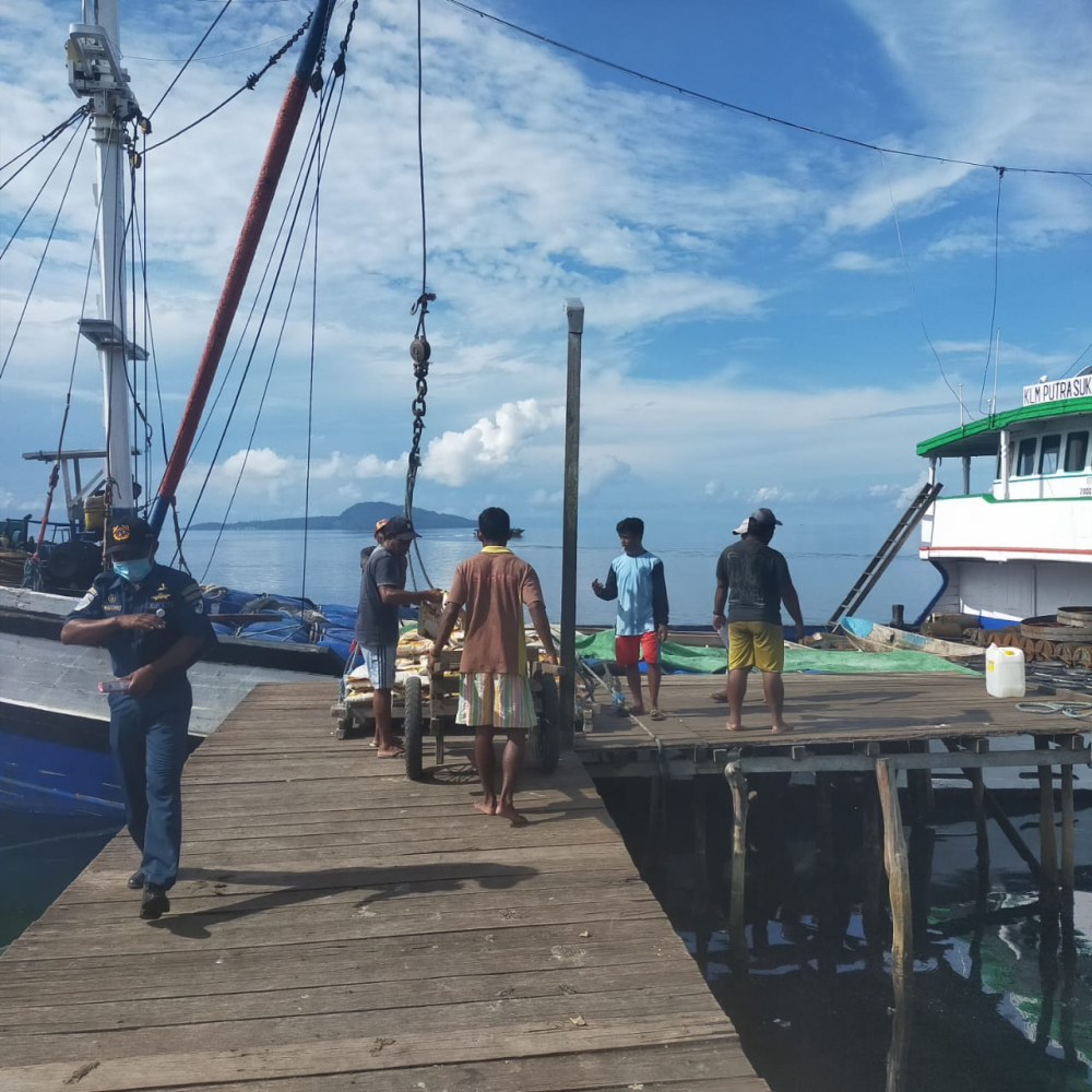 BONGKAR MUAT BARANG MAUPUN PENUMPANG DI PASIPALELE GUNAKAN DERMAGA KAYU SEADANYA