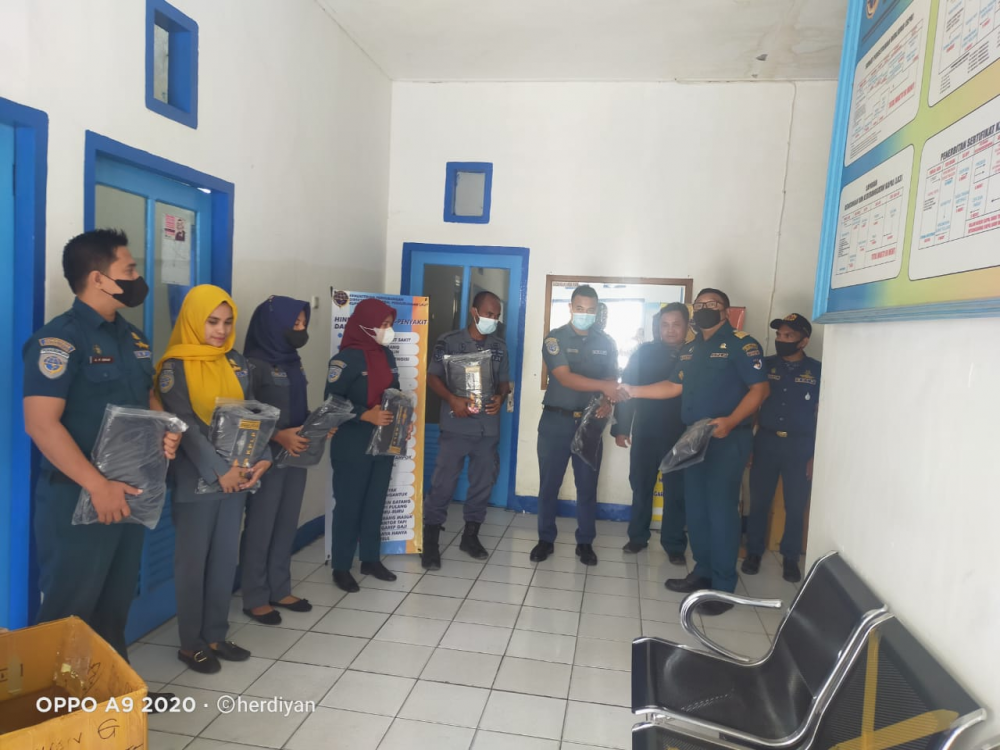 KEPALA KANTOR UPP KELAS II BABANG BAGIKAN APD KEPADA STAF