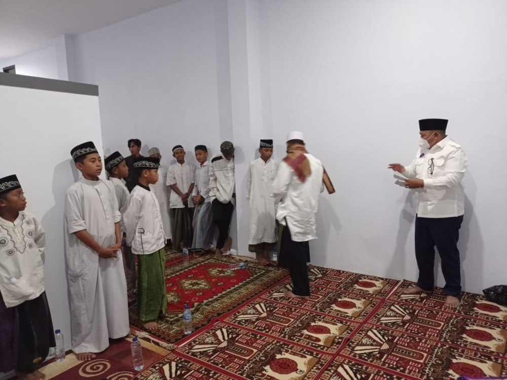 PERAYAAN MAULID DISERTAI PEMBAGIAN SANTUNAN KEPADA SANTRI DAN ANAK YATIM OLEH KEPALA KANTOR UPP KELAS II BABANG