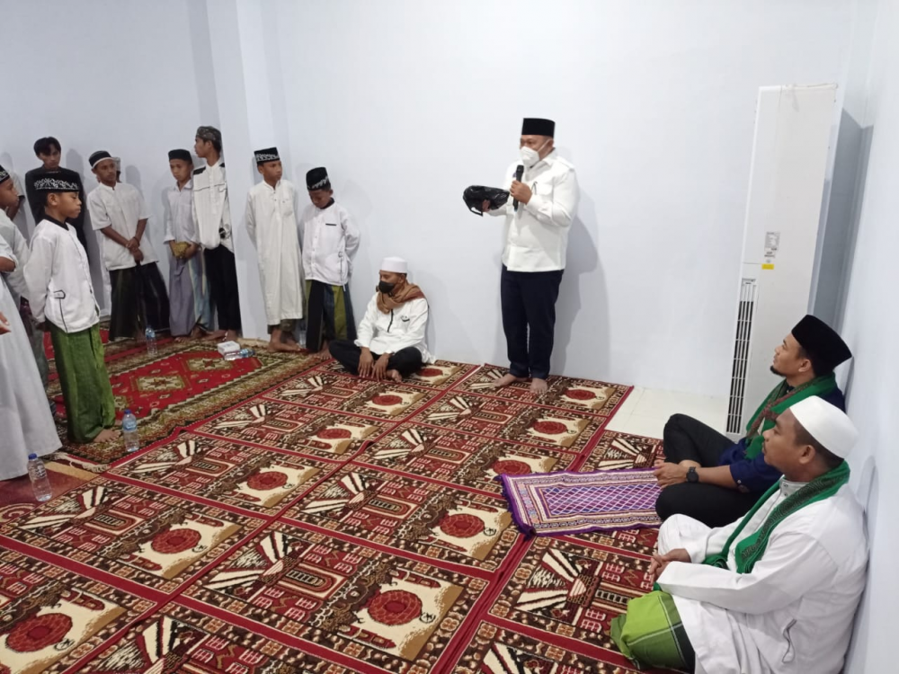 PERAYAAN MAULID DISERTAI PEMBAGIAN SANTUNAN KEPADA SANTRI DAN ANAK YATIM OLEH KEPALA KANTOR UPP KELAS II BABANG