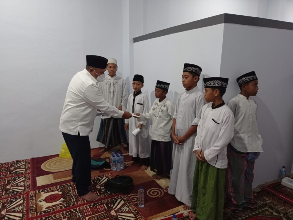 PERAYAAN MAULID DISERTAI PEMBAGIAN SANTUNAN KEPADA SANTRI DAN ANAK YATIM OLEH KEPALA KANTOR UPP KELAS II BABANG
